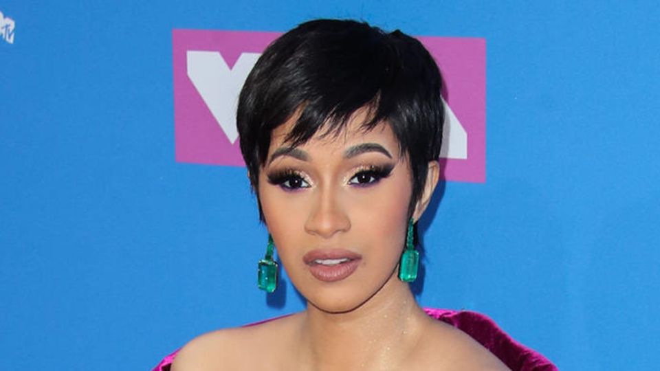 Cardi B trägt den Pixie Cut