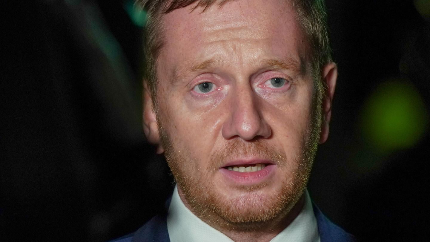 Sachsens Ministerpräsident Michael Kretschmer vor einem dunklen Hintergrund