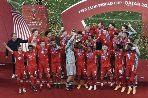 Spieler des FC Bayern München bejubeln den Gewinn der Klub-WM im Coronavirus-Risikogebiet Katar