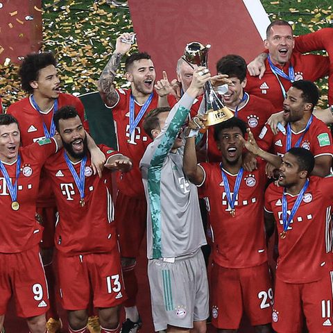 Spieler des FC Bayern München bejubeln den Gewinn der Klub-WM im Coronavirus-Risikogebiet Katar