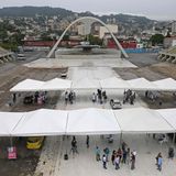 Neue Nutzung in Zeiten des Karnevals: Aus dem Sambódromo ist in diesen Tagen eine Drive-thru-Impfstation geworden.