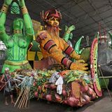 In Rio dauert der Karneval viel länger als nur vier Tage. Das ganze Jahr über werden in den Sambaschulen an den Wagen und Figuren gebaut sowie an den Kostümen für die Tänzer und Tänzerinnen genäht.
