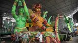 In Rio dauert der Karneval viel länger als nur vier Tage. Das ganze Jahr über werden in den Sambaschulen an den Wagen und Figuren gebaut sowie an den Kostümen für die Tänzer und Tänzerinnen genäht.