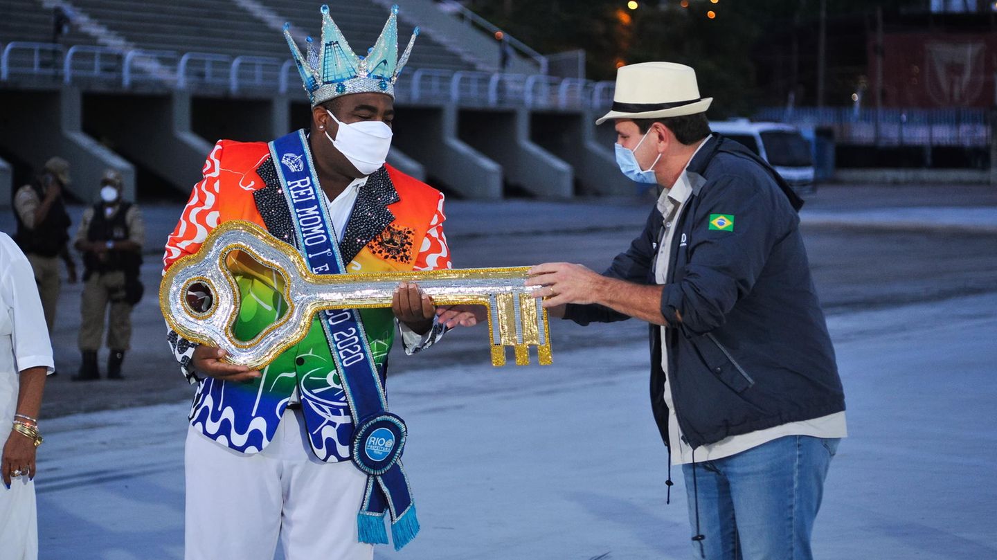 Symbolische Übergabe für die Beleuchtungszeremonie in Gedenken an die Corona-Toten: Im Sambódromo erhält Eduardo Paes, der Bürgermeister von Rio de Janeiro, den Schlüssel für die Illumination.