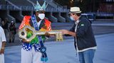 Symbolische Übergabe für die Beleuchtungszeremonie in Gedenken an die Corona-Toten: Im Sambódromo erhält Eduardo Paes, der Bürgermeister von Rio de Janeiro, den Schlüssel für die Illumination.