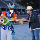 Symbolische Übergabe für die Beleuchtungszeremonie in Gedenken an die Corona-Toten: Im Sambódromo erhält Eduardo Paes, der Bürgermeister von Rio de Janeiro, den Schlüssel für die Illumination.