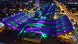 Statt bunter Kostüme nur farbige Beleuchtung: Eigentlich können in dem vom Architekten Oscar Niemeyer entworfenem Sambódromo aus dem Jahre 1984 bis zu 72.000 Zuschauer Platz nehmen.