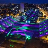 Statt bunter Kostüme nur farbige Beleuchtung: Eigentlich können in dem vom Architekten Oscar Niemeyer entworfenem Sambódromo aus dem Jahre 1984 bis zu 72.000 Zuschauer Platz nehmen.