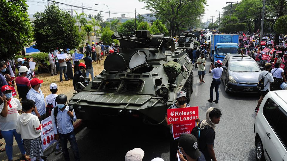 Demonstranten versammeln sich, um gegen den Militärputsch in Myanmar zu protestieren Demonstranten versammeln sich, um gegen den Militärputsch in Myanmar zu protestieren