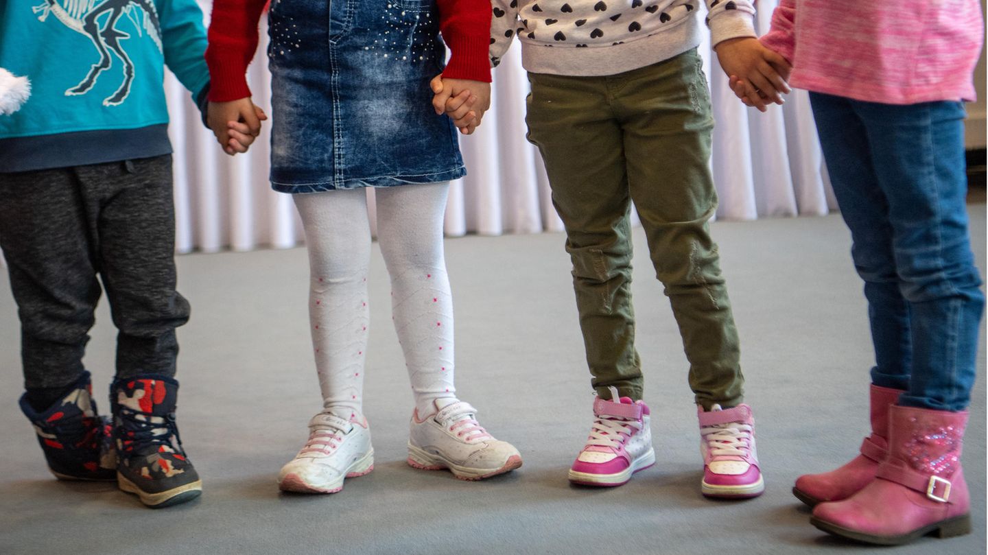 Kinder im Kindergartenalter halten sich an den Händen