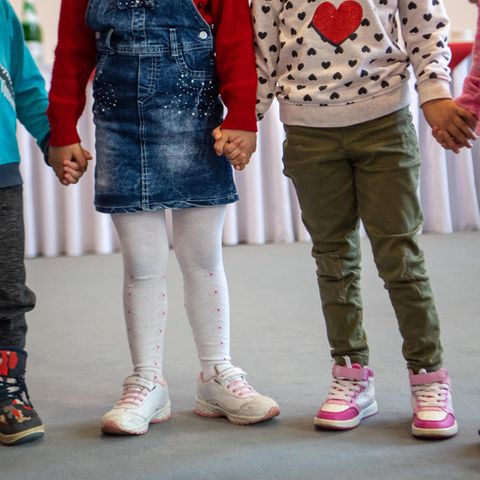Kinder im Kindergartenalter halten sich an den Händen