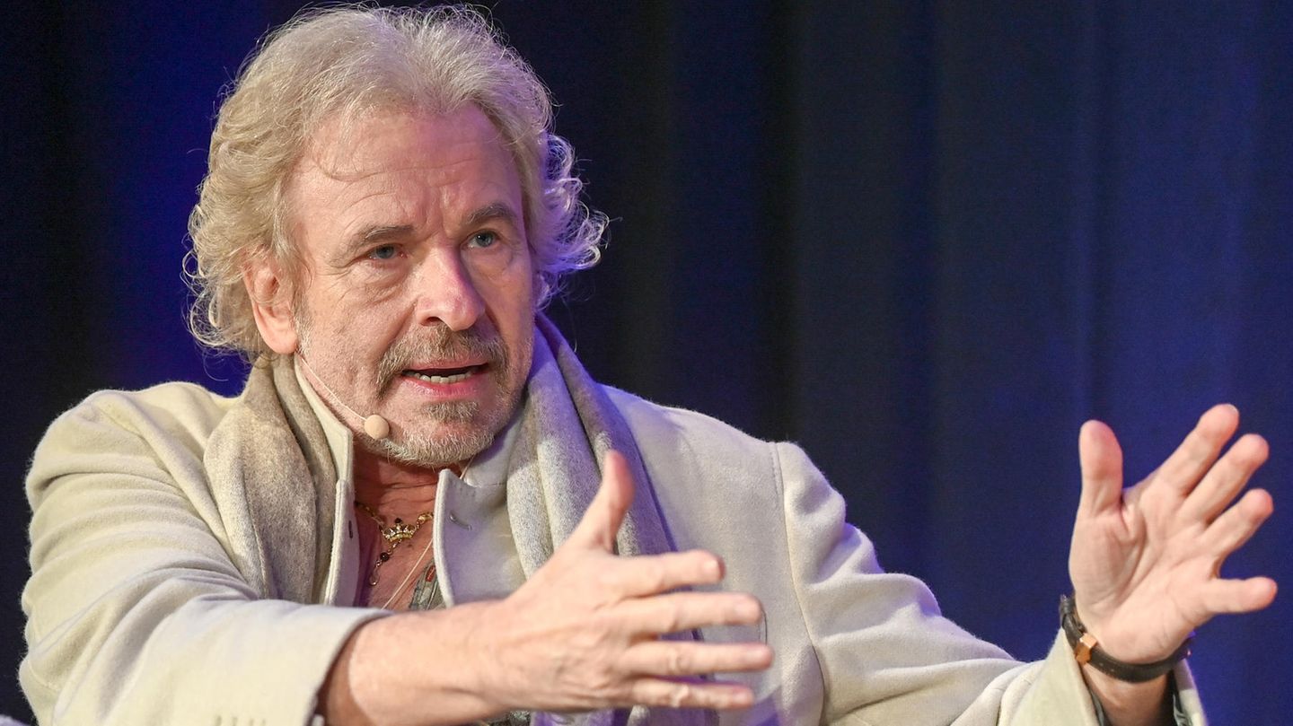 Fernsehmoderator Thomas Gottschalk sitzt auf einem Sessel und diskutiert bei einer Veranstaltung