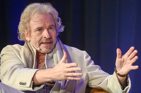 Fernsehmoderator Thomas Gottschalk sitzt auf einem Sessel und diskutiert bei einer Veranstaltung