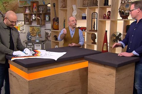 Bares für Rares: Experte Sven Deutschmanek, Moderator Horst Lichter und Verkäufer Runkel stehen am Tisch