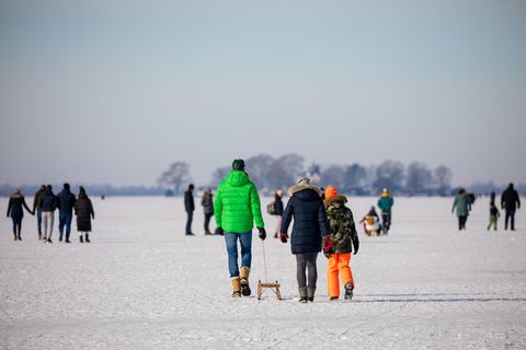 Menschen auf dem zugefrorenen Steinhuder Meer