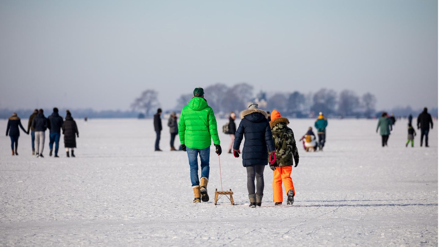 Menschen auf dem zugefrorenen Steinhuder Meer