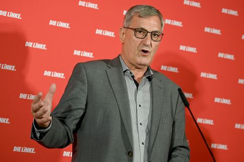 Bernd Riexinger hält eine Rede.