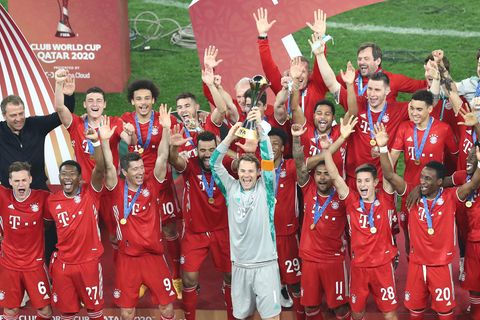 Jubelnde Bayern mit dem Weltpokal
