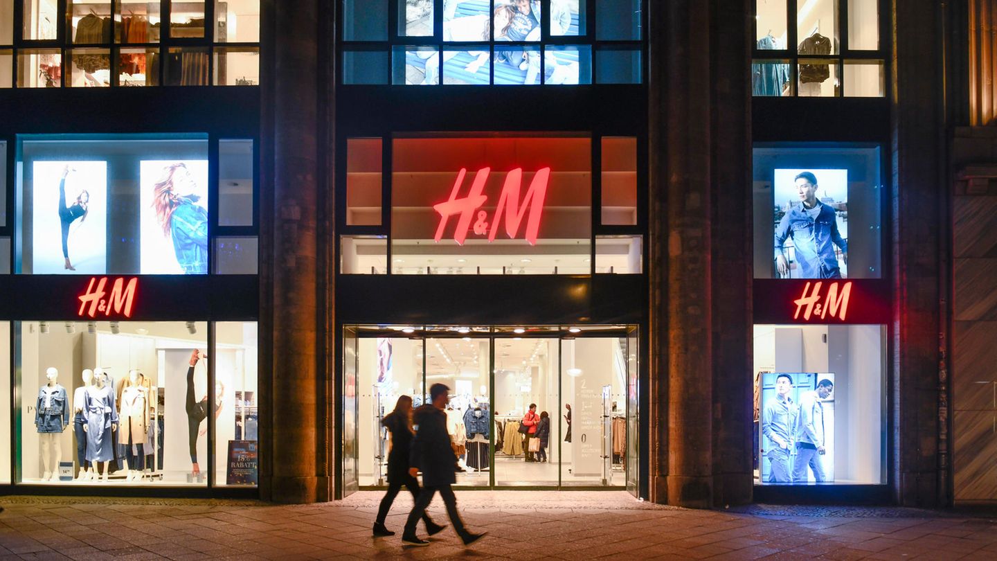 Angeschlagener Modekonzern: Mitarbeiter entlassen, Filialen dicht: H&M steckt in der Abwärtsspirale