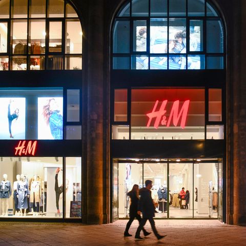Angeschlagener Modekonzern: Mitarbeiter entlassen, Filialen dicht: H&M steckt in der Abwärtsspirale