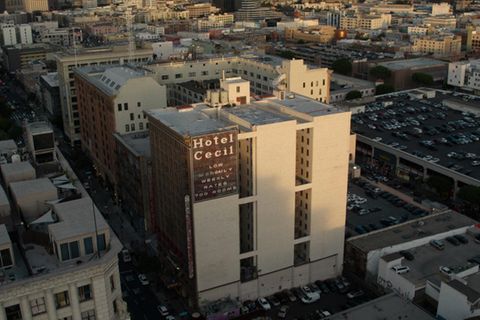 Blick von oben auf das ehemalige Cecil Hotel in Downtown Los Angeles