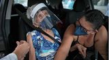 Impfung im Sambódromo: Eine ältere Brasilianerin erhält die Spritze.
