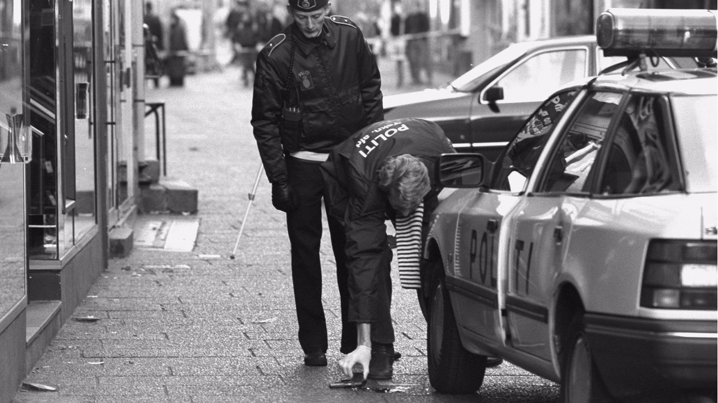 Polizisten am Tatort, wo der Polizist Jesper Egtved Hansen erschossen wurde