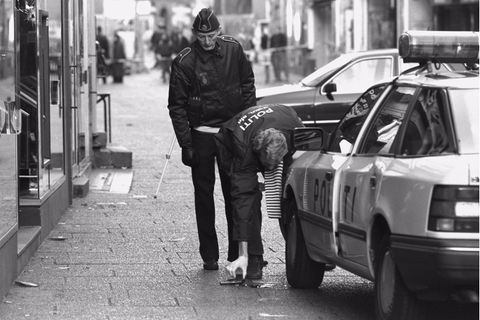 Polizisten am Tatort, wo der Polizist Jesper Egtved Hansen erschossen wurde
