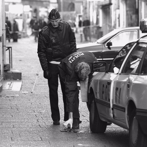 Polizisten am Tatort, wo der Polizist Jesper Egtved Hansen erschossen wurde