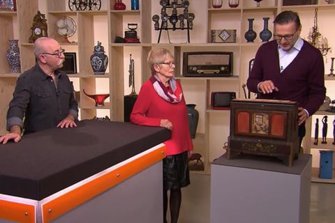 Bares für Rares Moderator Horst Lichter und Experte Detlev Kümmel sprechen mit der Verkäuferin