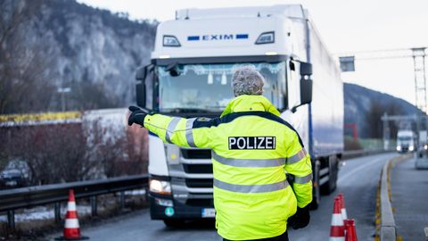 Ein Bundespolizist weist einen aus Österreich kommenden LKW-Fahrer an der Autobahn A93 bei Kiefersfelden in die Kontrollstelle. Die verschärften deutschen Einreiseregeln an der Grenze zum österreichischen Bundesland Tirol zum Schutz vor gefährlichen Varianten des Coronavirus sind in der Nacht zu Sonntag in Kraft getreten.
