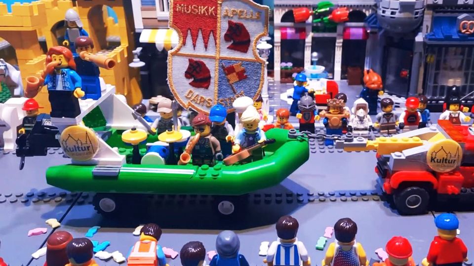Fast wie im Original: Familie stellt Faschingsumzug mit Lego-Figuren nach