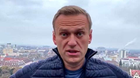Alexej Nawalny kündigt auf dem Balkon des Mietapartments in Freiburg seiner Rückkehr nach Russland an 