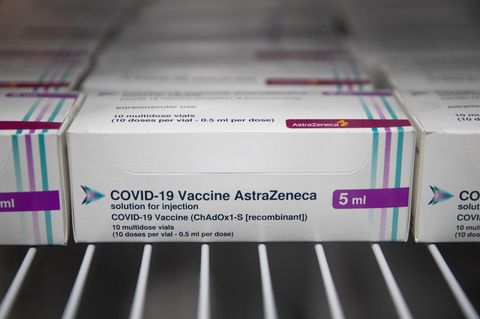 Ampullen mit dem Corona-Impfstoff des Herstellers AstraZeneca stehen in kleine Kartons verpackt in einem Kühlschrank