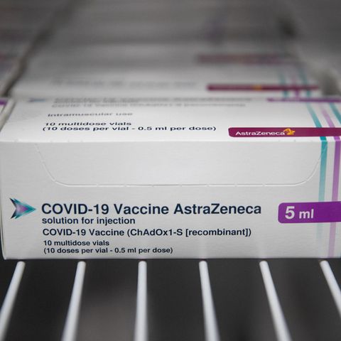 Ampullen mit dem Corona-Impfstoff des Herstellers AstraZeneca stehen in kleine Kartons verpackt in einem Kühlschrank