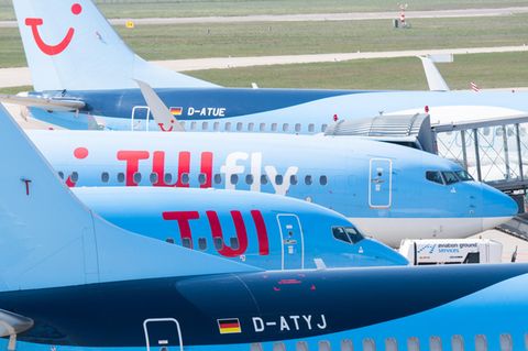 Warten auf Passagiere: Flugzeuge von Tuifly parken am Flughafen Hannover-Langenhagen