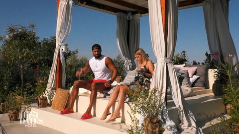 Öczan und Jacqueline sitzen auf einer Liege am Pool des Fist Dates Hotel