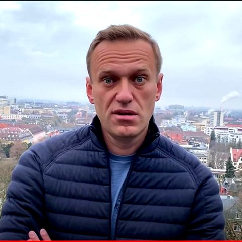Alexej Nawalny kündigt auf dem Balkon seines Mietapartments in Freiburg die Rückkehr nach Russland an 