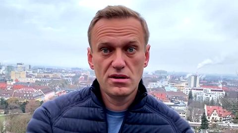 Alexej Nawalny kündigt auf dem Balkon seines Mietapartments in Freiburg die Rückkehr nach Russland an 
