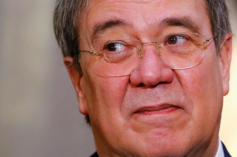 Durch eine randlosen Brille schaut Armin Laschet aus den für ihn rechten Augenwinkeln