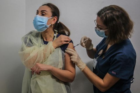 Impfung gegen das Coronavirus: Eine Frau bekommt den Impfstoff verabreicht