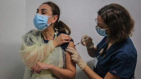 Impfung gegen das Coronavirus: Eine Frau bekommt den Impfstoff verabreicht