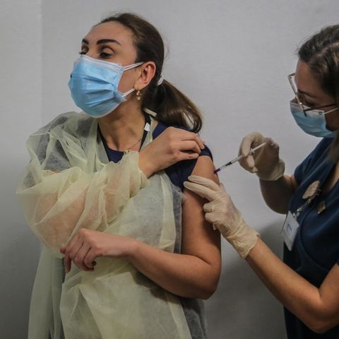Impfung gegen das Coronavirus: Eine Frau bekommt den Impfstoff verabreicht