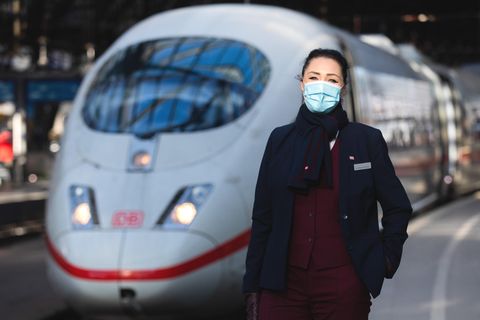 Nicole Perlinger dos Santos, ehemalige Stewardess der Lufthansa-Tochter Germanwings, ist jetzt Zugbegleiterin der Deutschen Bahn.