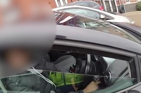 Verdächtiger gibt plötzlich Gas – Polizist wird 30 Meter mitgeschleift