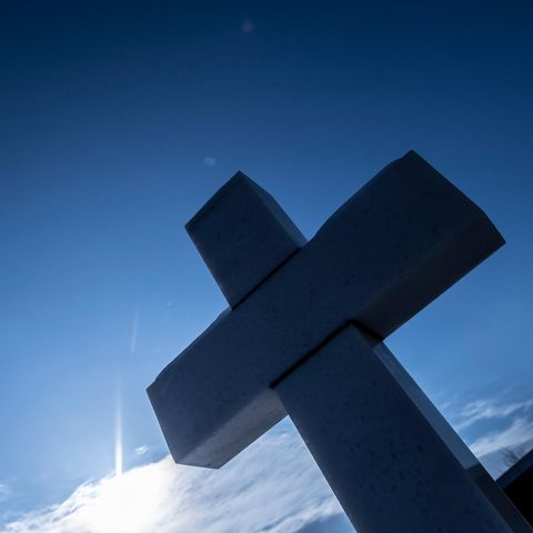 Ein Kreuz erinnert am Anschlagsort in Hanau-Kesselstadt an eines der Opfer der Anschläge im Jahr 2020.