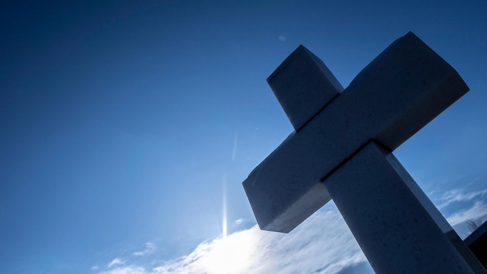 Ein Kreuz erinnert am Anschlagsort in Hanau-Kesselstadt an eines der Opfer der Anschläge im Jahr 2020.