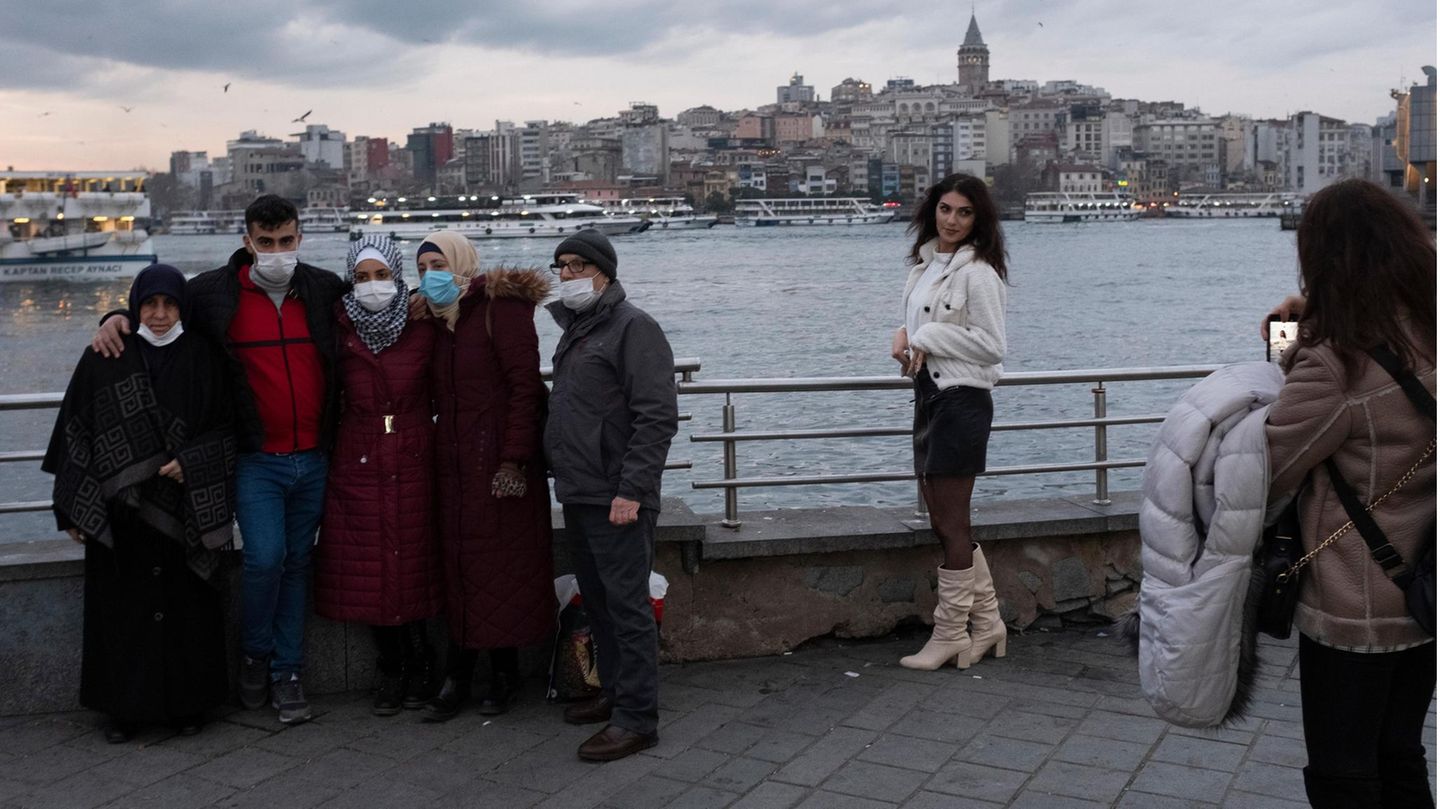 Abendszene mit Blick auf das Viertel Beyolu, das die Gegensätze Istanbuls repräsentiert: Hier liegt der Taksim-Platz, Ort vieler Demonstrationen. Und Erdoan wuchs hier auf