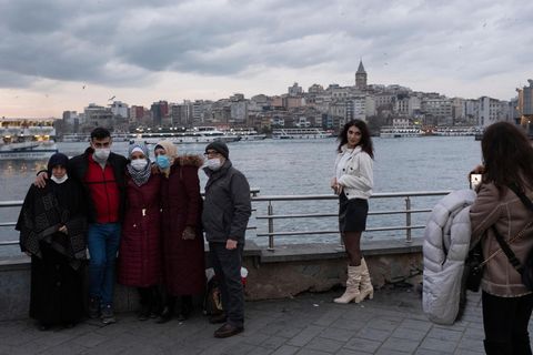 Abendszene mit Blick auf das Viertel Beyolu, das die Gegensätze Istanbuls repräsentiert: Hier liegt der Taksim-Platz, Ort vieler Demonstrationen. Und Erdoan wuchs hier auf