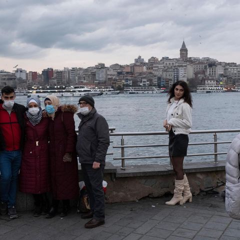 Abendszene mit Blick auf das Viertel Beyolu, das die Gegensätze Istanbuls repräsentiert: Hier liegt der Taksim-Platz, Ort vieler Demonstrationen. Und Erdoan wuchs hier auf